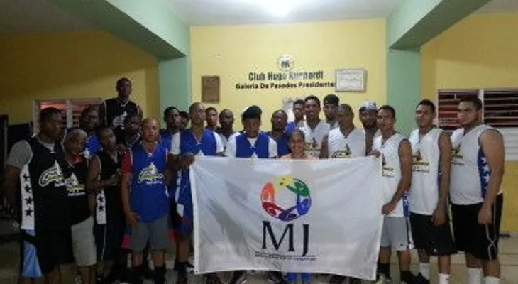 Dirección provincial del Ministerio de la Juventud realiza marcha contra cáncer mama