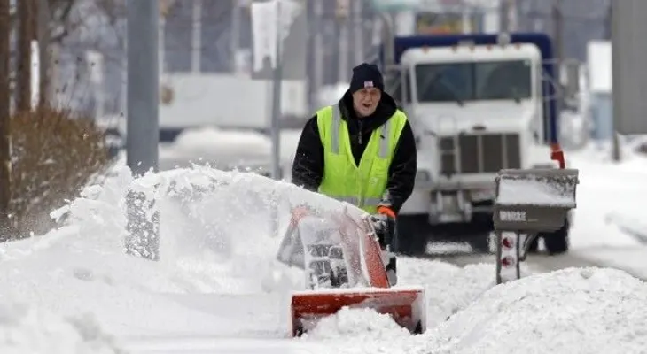 Nevadas obligan a cancelar vuelos y causan accidentes en Alemania