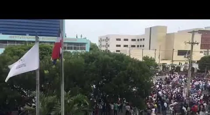 "La Constitución no está en venta", cientos marchan frente Congreso, donde hay una zona de guerra 