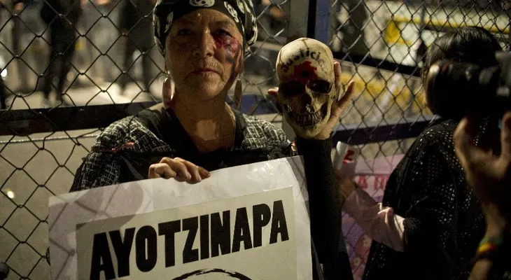 Padres de los 43 de Ayotzinapa anuncian protesta indefinida a las afueras de residencia presidencial