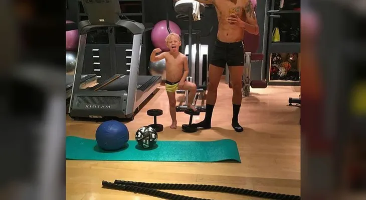 Neymar y su hijo entrenan juntos en el gimnasio