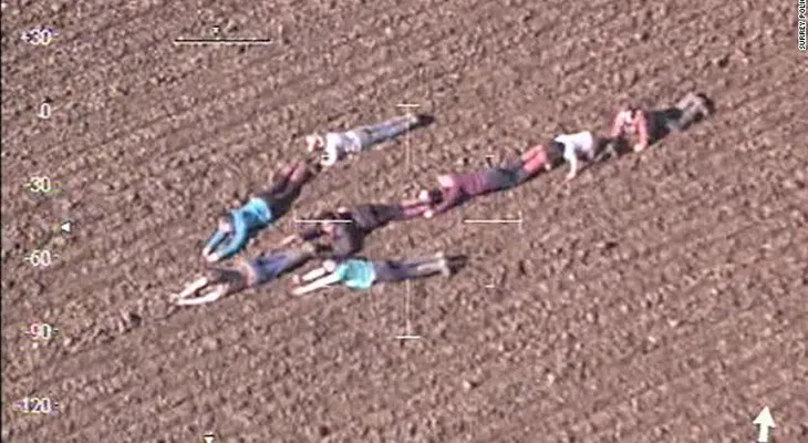 Niños forman una flecha para ayudar a la policía en una persecución