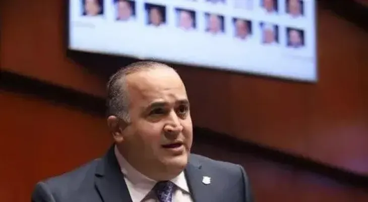 Surge la gran interrogante si Victoria Yeb renunciará de su cargo, tras confirmarse que se benefició de 14 contratos siendo senador
