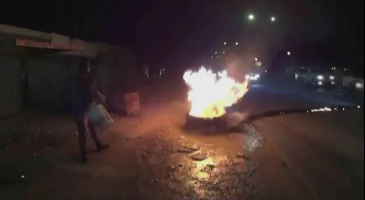 Queman neumáticos en Boca Chica en protesta por apagones 