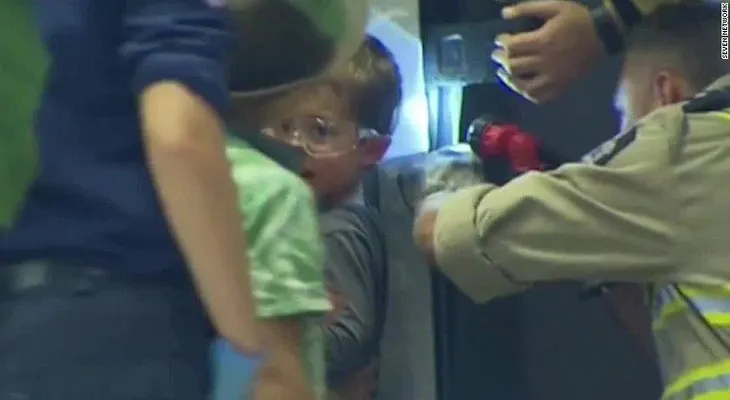 Niño queda atrapado en la primera máquina expendedora que había visto en su vida