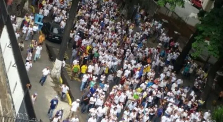 Miles de opositores se concentran en Toma de Caracas para pedir revocatorio