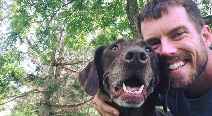 Hombre lleva a su perra con cáncer a través de un último y épico viaje por carretera