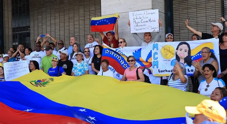 Venezolanos protestan ante el CNE para exigir elecciones libres y el retorno de María Corina Machado