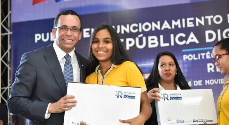 Ministro Andrés Navarro lleva República Digital a liceos de Santiago