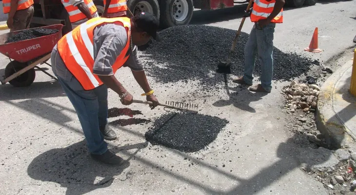 Obras Públicas y Alcaldía inician operativo bacheo de calles y avenidas en Barahona