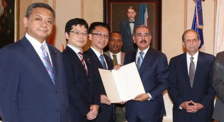Presidente Medina recibe visita de senadores japoneses