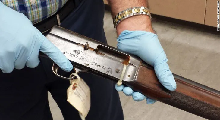 Policía muestra fotografías del arma del suicidio de Kurt Cobain