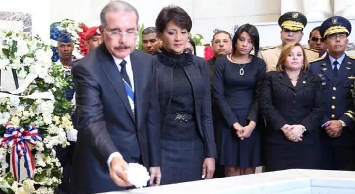 Danilo deposita ofrenda floral para los patricios en el Altar de la Patria