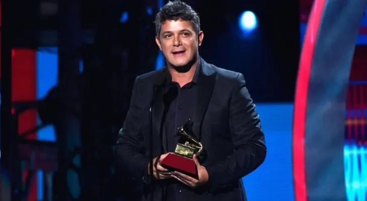  Alejandro Sanz se abraza a los "dreamers" en los Grammy Latino 