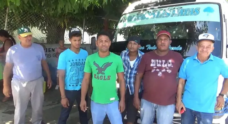 Gremios paralizan transporte en demanda arreglo de carreteras 