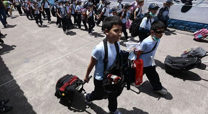 Ecuador reduce las tareas para los estudiantes de colegios