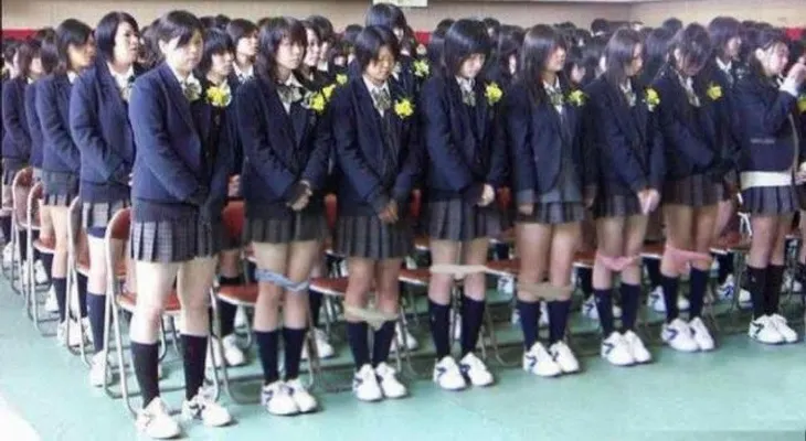 A las colegialas japonesas les comprueban su ropa interior. ¡Conoce la razón?!