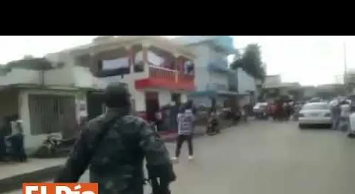 Coronel amenaza a punta de fusil a varios conductores