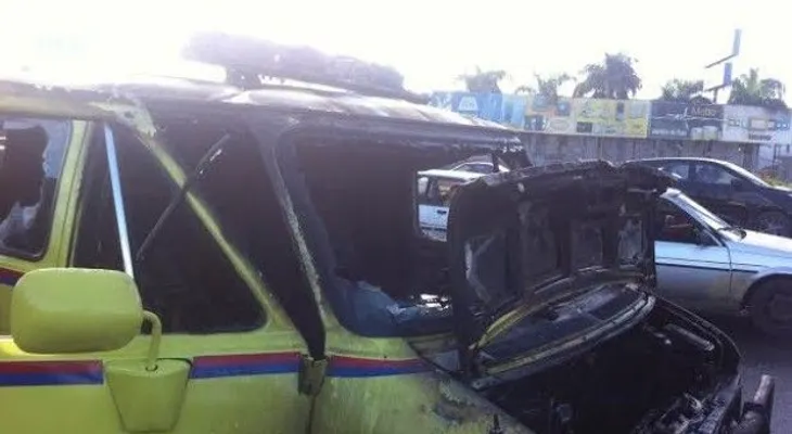 Se incendia ambulancia cuando llevaba cadáver a funeraria
