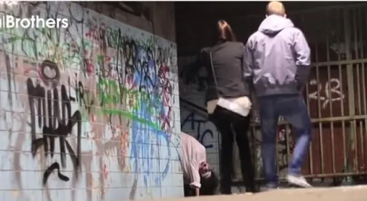 Chica exorcista camina como araña (Video)