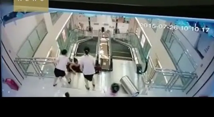 Video: Mujer muere atrapada, pero logra salvar a su hijo 