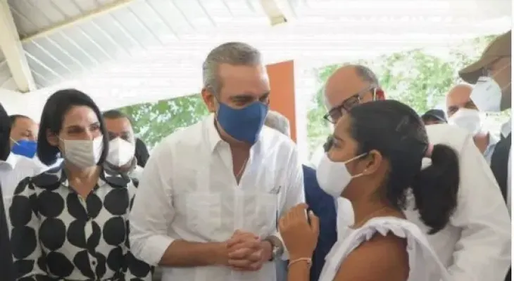 Abinader agradece a personal de salud y sanitario por su dedicación en proceso de vacunación