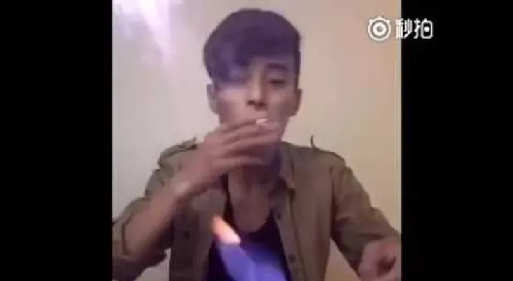 El que juega con fuego peor de esto le puede pasar... (VIDEO)