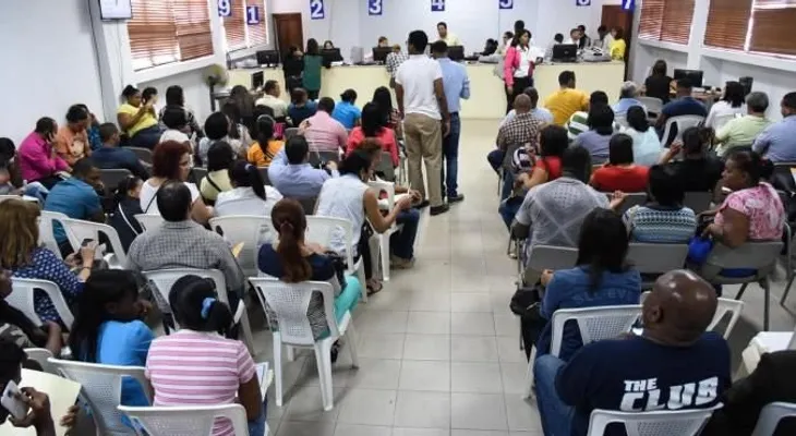 Todo el mundo buscando pasaportes para irse de RD