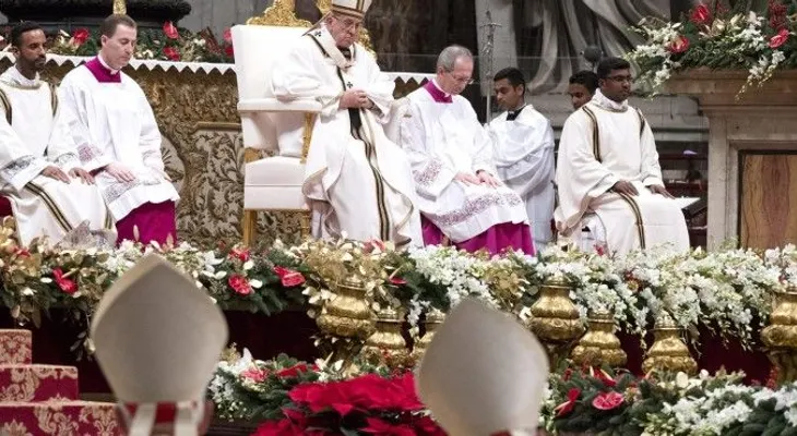 Papa Francisco recuerda en Misa del Gallo a niños bajo bombardeos y en barcazas