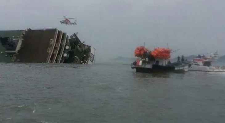 Rescatadas 120 personas de un barco a punto de hundirse con 472 pasajeros