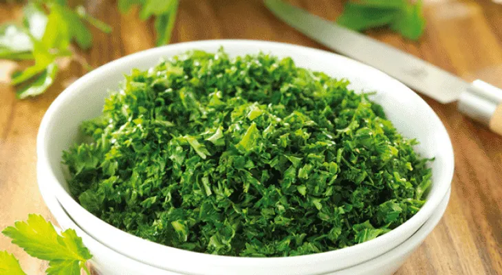 El perejil es un antioxidante tan poderoso que ayuda hasta a adelgazar; combate el mal aliento