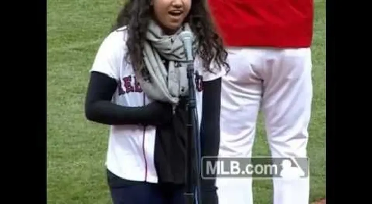 Hija de David Ortiz canta el himno de Estados Unidos en homenaje  a su padre (VIDEO)