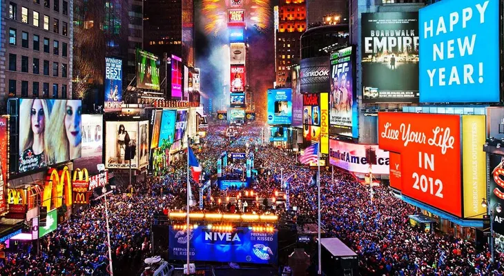 Miles de personas llegan a Times Square impacientes por celebrar el Año Nuevo