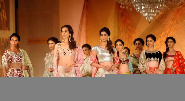 Al rescate del sari: Manish Malhotra devuelve la moda india a las prácticas antiguas