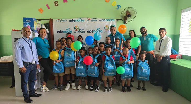 EDENORTE entrega cientos de mochilas y útiles escolares en comunidades del Cibao