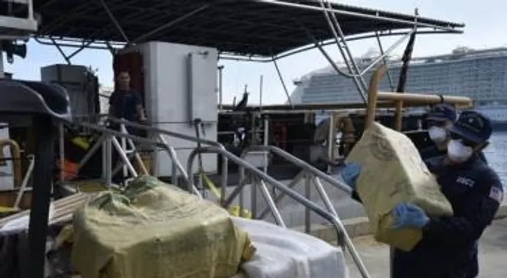 Guardia Costera de EE.UU. detiene a dos dominicanos y un chino con cocaína valorada en 5.5 millones de dólares en Puerto Rico
