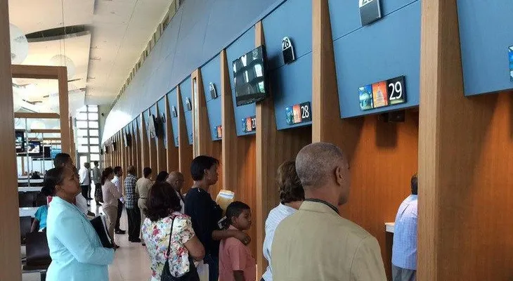Los dominicanos con residencia americana deben solicitar un permiso de "reingreso"