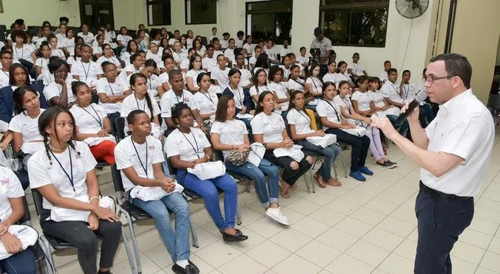 Ministro Andrés Navarro debatirá con estudiantes propuestas para mejora educativa