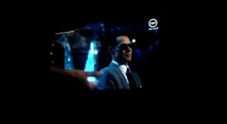 Marc Antony y Jennifer López se besan en Latín Grammy 2016..."donde hubo fuego, quedarían cenizas"