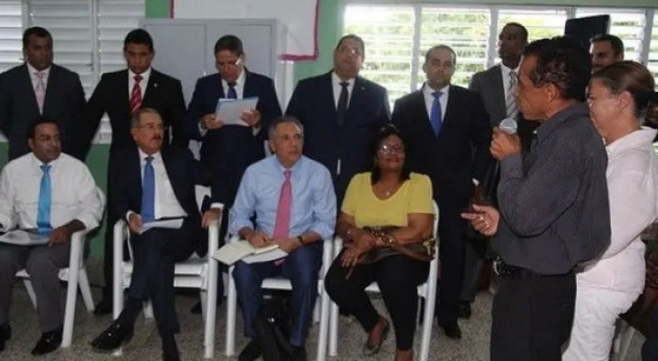 Danilo Medina visita a mujeres emprendedoras del barrio 27 de Febrero