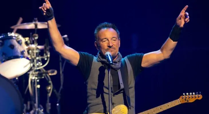El estudiante de 5to grado que llevó una excusa firmada por leyenda del rock Bruce Springsteen