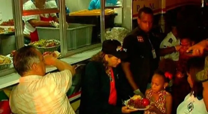 Comedores Económicos llevan cena navideña a San Juan