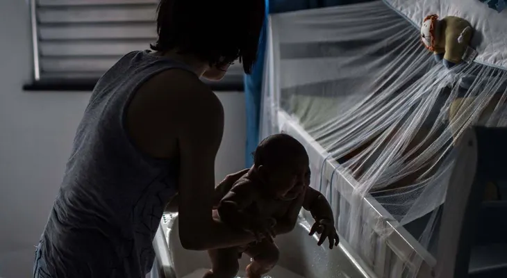 OMS recomienda mujeres en países con zika amamantar a sus bebés