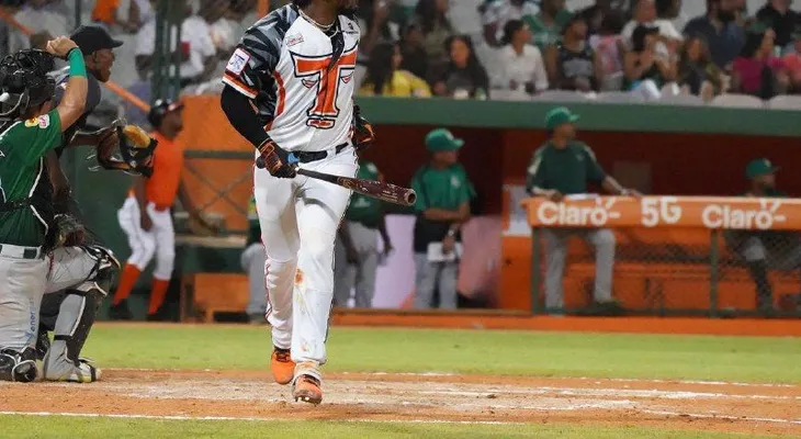 Santana y Navarreto conducen a Toros a triunfo sobre Estrellas en jornada inaugural
