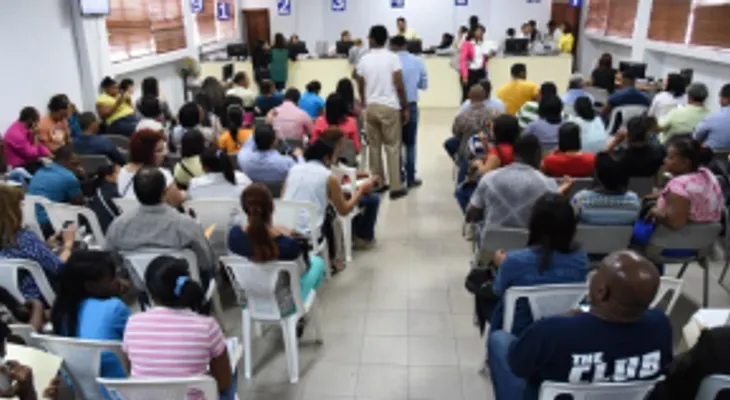 Miles buscan pasaportes, por alegado anuncio EEUU que facilitaría visas 
