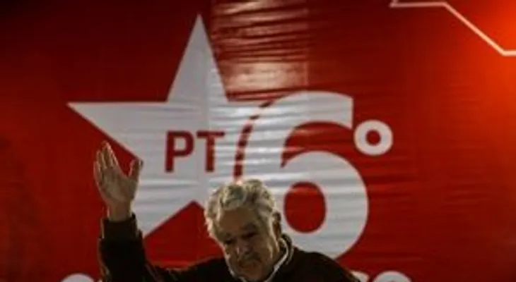 Mujica condena propiedad privada de la tierra ante los Sin Tierra de Brasil