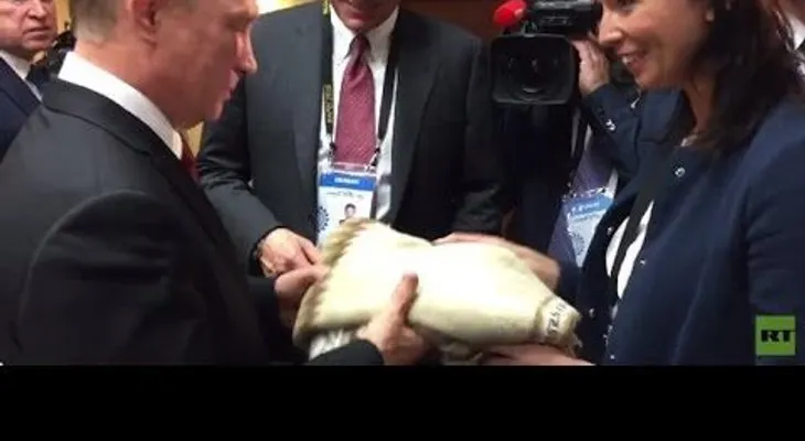 Putin recibe el suéter de una artesana peruana que fue arrestada cuando intentaba regalárselo