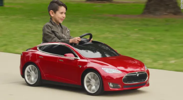 ¿Cuánto cuesta este Tesla para niños?