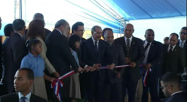 Presidente Danilo Medina inaugura dos escuelas con tanda extendida en SDE