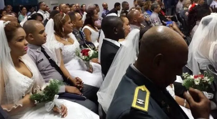 Policía realiza boda colectiva de 15 agentes